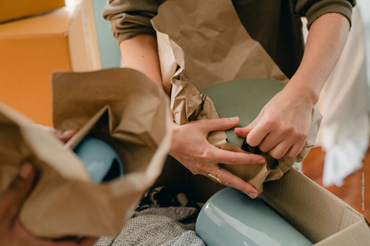 Gechirr und Küchenutensilien verpacken